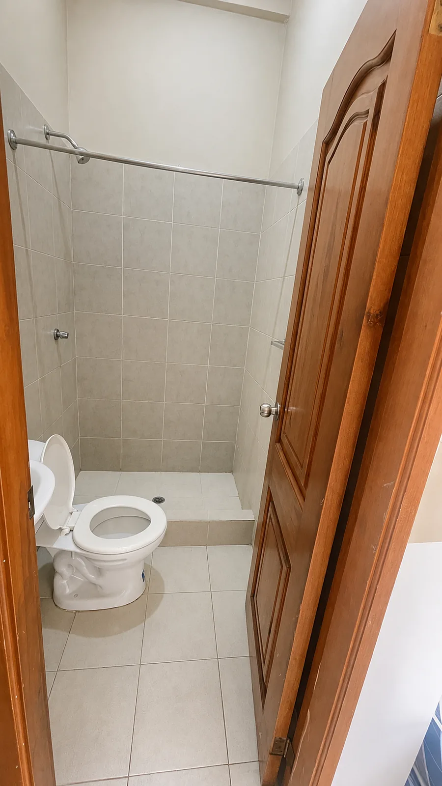 Baño con ducha y sanitario