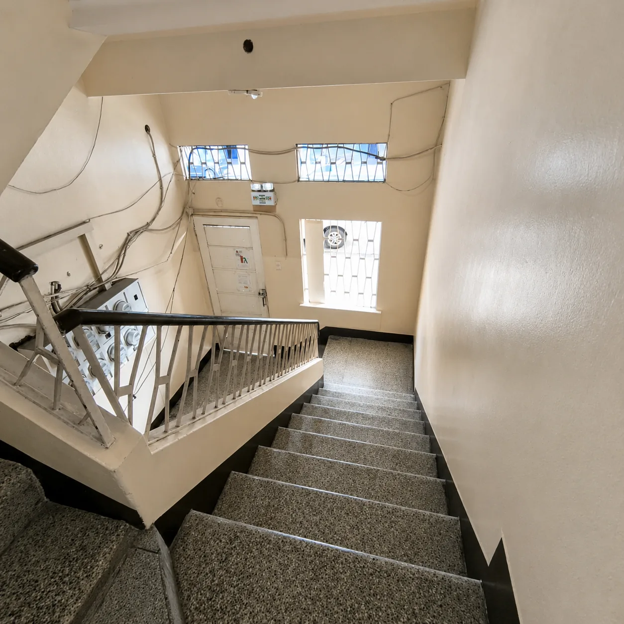 Escaleras interiores del establecimiento