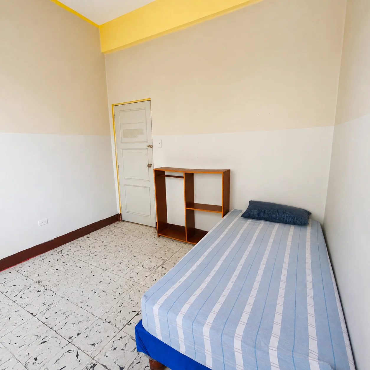 Habitación minimalista con estante