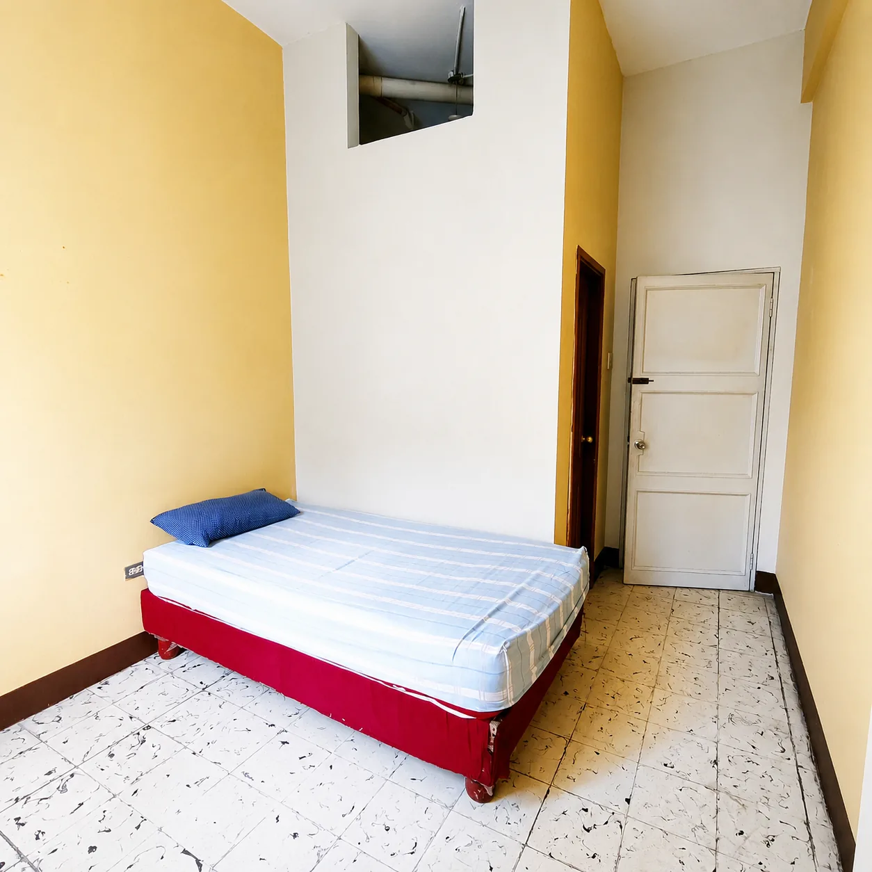 Habitación compacta con cama individual