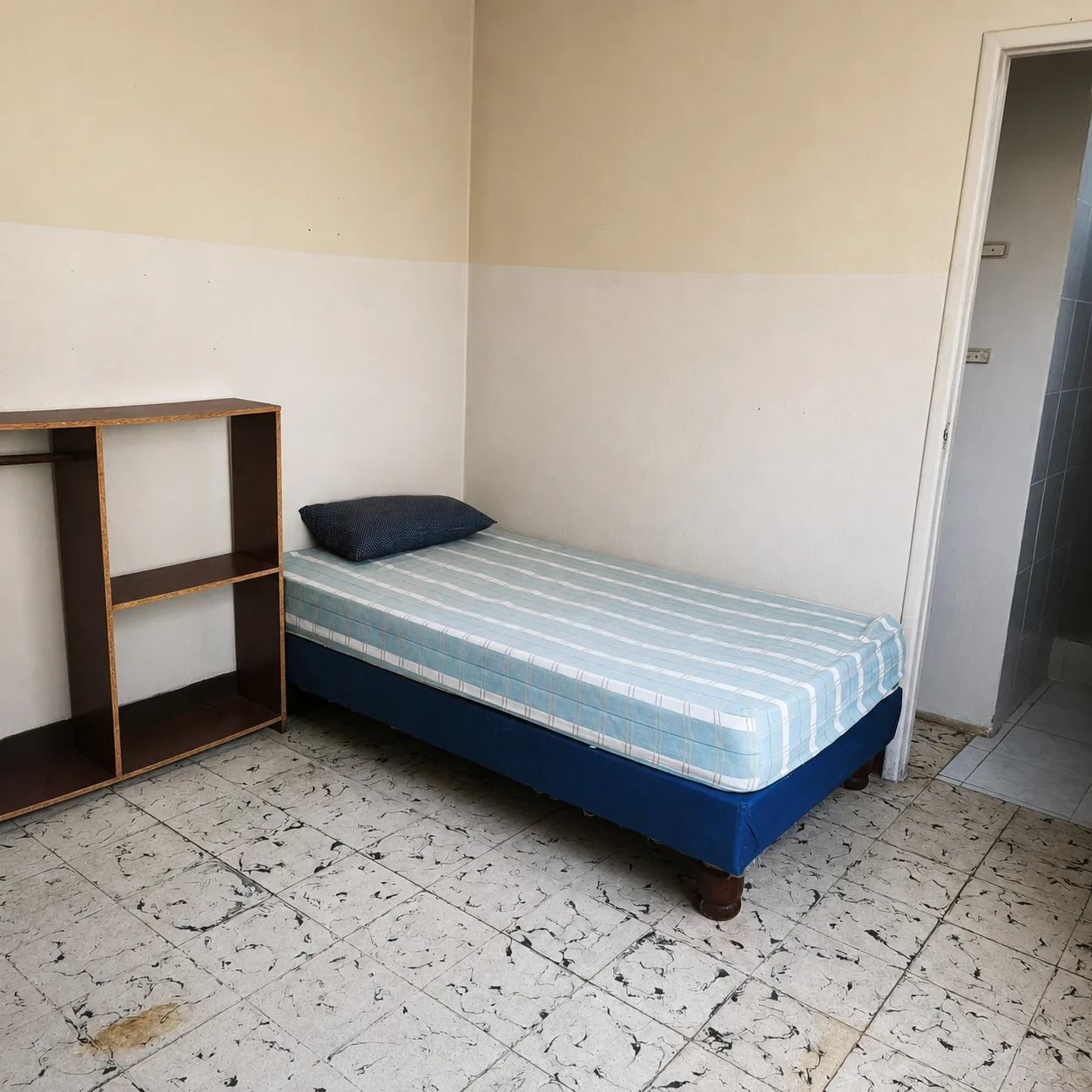 Habitación sencilla con cama azul