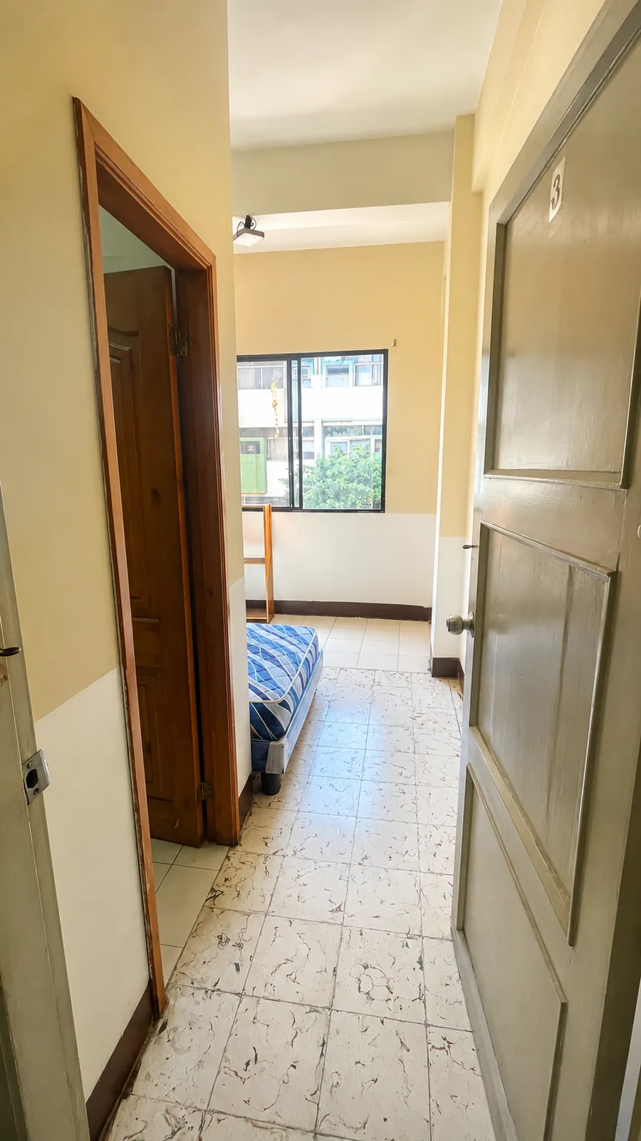 Ingreso interior a una habitación